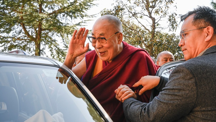 Su Santidad el Dalái Lama saluda a la multitud mientras se dirige a su residencia en la conclusión de la inauguración del Simposio sobre Educación Monástica para conmemorar el 25º aniversario de Kirti Jepa Dratsang en Dharamsala, HP, India, el 7 de diciembre de 2019. Foto de Manuel Bauer