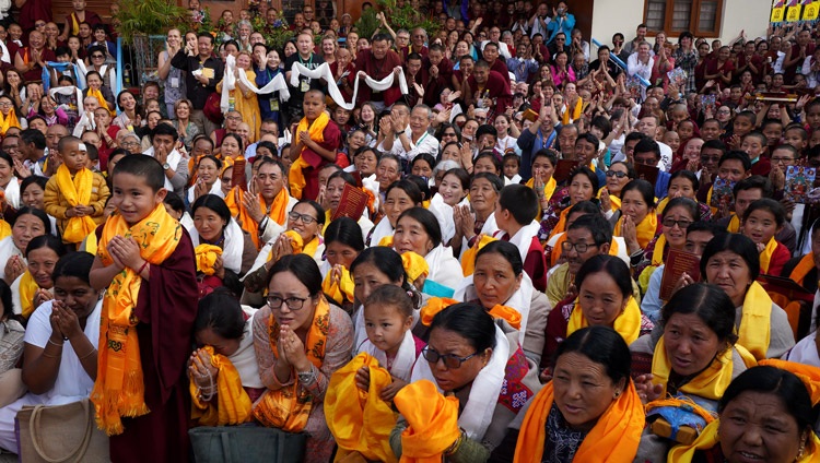 Algunas de las más de 10.000 personas reunidas en el patio alrededor de las Salas de Asamblea Ganden Lachi y Ganden Shartse observan la llegada de Su Santidad el Dalái Lama para la celebración de Ganden Ngamchö en Mundgod, Karnataka, India, el 21 de diciembre de 2019. Foto de Lobsang Tsering