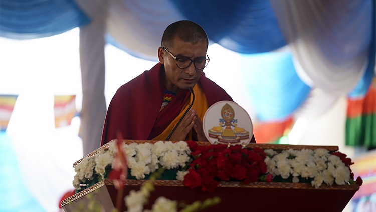 El Abad de Ganden Shartse Ven Jangchub Sanguie relatando la vida de Tsongkhapa durante la celebración del sexcentenario del fallecimiento y la iluminación de Ye Tsongkhapa en Ganden Lachi en Mundgod, Karnataka, India, el 21 de diciembre de 2019. Foto de Lobsang Tsering