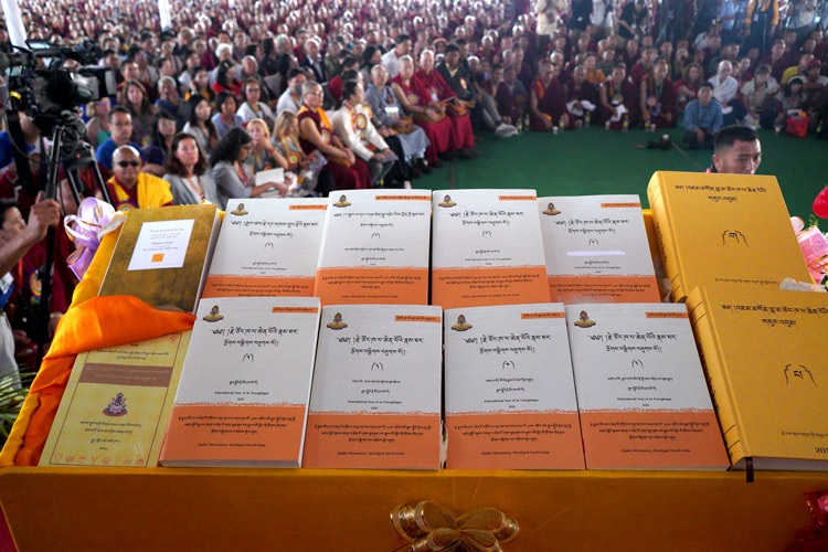 Libros publicados por Su Santidad el Dalái Lama durante la celebración de Ganden Ngamchö en el patio de Ganden Lachi en Mundgod, Karnataka, India, el 21 de diciembre de 2019. Foto de Lobsang Tsering