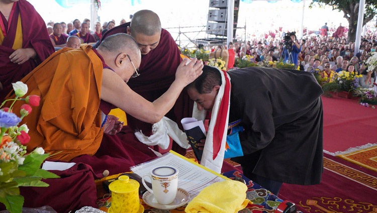 Su Santidad el Dalái Lama expresando su agradecimiento al Presidente del Parlamento Tibetano en el Exilio por su discurso en la celebración del sexcentenario del fallecimiento e iluminación de Ye Tsongkhapa en Ganden Lachi en Mundgod, Karnataka, India, el 21 de diciembre de 2019. Foto de Lobsang Tsering