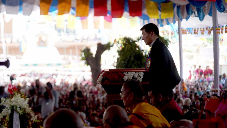 El Sikyong Dr. Lobsang Sengue hablando en la celebración del sexcentenario del fallecimiento de Ye Tsongkhapa y la iluminación en Ganden Lachi en Mundgod, Karnataka, India el 21 de diciembre de 2019. Foto de Lobsang Tsering