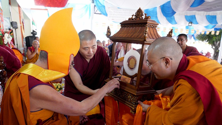 Su Santidad el Dalái Lama recibe el premio de gratitud Ye Tsongkhapa durante las celebraciones para conmemorar el sexcentenario del fallecimiento e iluminación de Ye Tsongkhapa en Ganden Lachi en Mundgod, Karnataka, India, el 21 de diciembre de 2019. Foto de Lobsang Tsering