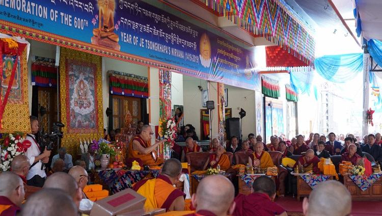 Su Santidad el Dalái Lama dirigiéndose a la multitud durante la celebración del sexcentenario del fallecimiento e iluminación de Ye Tsongkhapa en Ganden Lachi en Mundgod, Karnataka, India, el 21 de diciembre de 2019. Foto de Lobsang Tsering