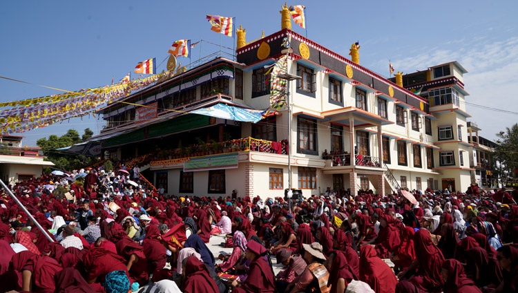 Algunos de los más de 10.000 asistentes se reunieron alrededor de las Salas de Asamblea de Ganden Lachi y Ganden Shartsé escuchando a Su Santidad el Dalái Lama hablar durante la celebración de Ganden Ngamchö en Mundgod, Karnataka, India el 21 de diciembre de 2019. Foto de Lobsang Tsering