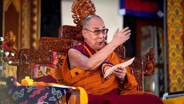 Su Santidad el Dalái Lama dando una breve enseñanza durante la celebración del sexcentenario del fallecimiento e iluminación de Ye Tsongkhapa en Ganden Lachi en Mundgod, Karnataka, India, el 21 de diciembre de 2019. Foto de Lobsang Tsering