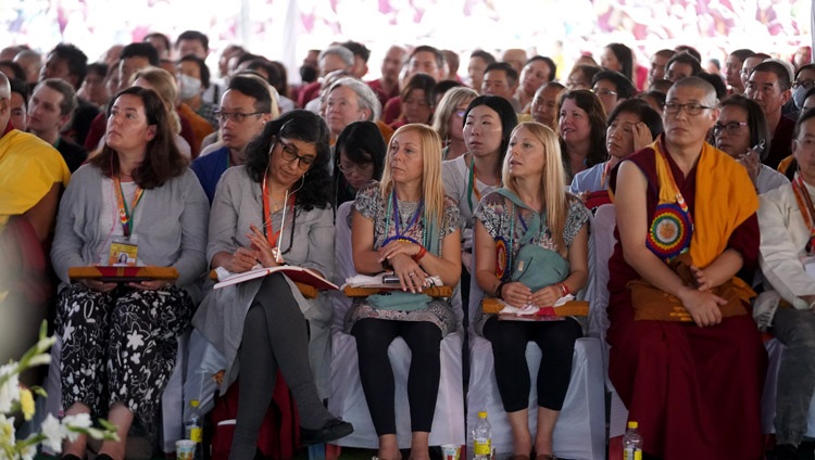 Algunos de los invitados especiales entre la multitud que escuchaba a Su Santidad el Dalái Lama durante la celebración de Ganden Ngamchö en Mundgod, Karnataka, India el 21 de diciembre de 2019. Foto de Lobsang Tsering