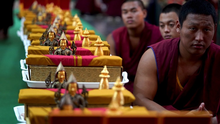 Monjes esperando para distribuir recuerdos del evento entre los invitados durante la celebración del sexcentenario del fallecimiento e iluminación de Ye Tsongkhapa en Ganden Lachi en Mundgod, Karnataka, India el 21 de diciembre de 2019. Foto de Lobsang Tsering