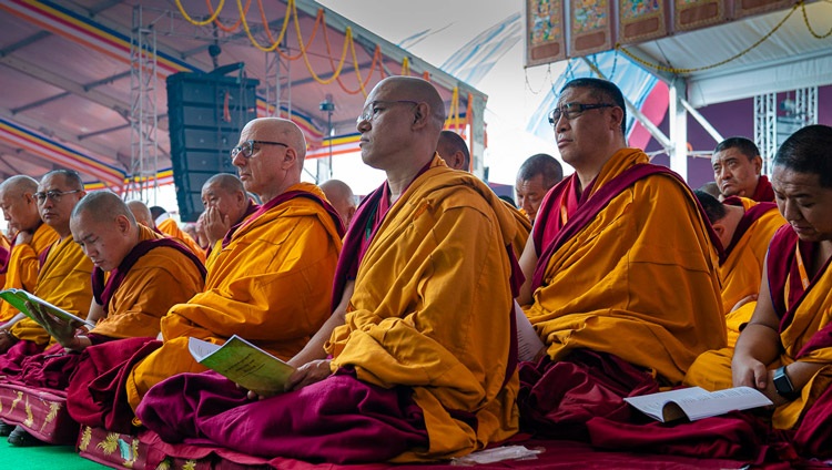Monásticos mayores sentados en el escenario siguiendo las enseñanzas de Su Santidad el Dalái Lama en el terreno de Kalachakra en Bodhgaya, Bihar, India, el 2 de enero de 2020. Foto de Tenzin Choejor