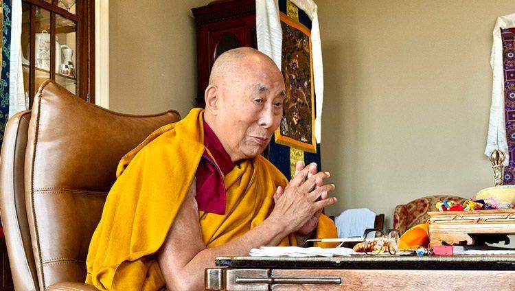 Foto de Su Santidad participando en la ofrenda mensual del festín a la protectora del Dharma Palden Lhamo el primer día de cada mes lunar en el norte del estado de Nueva York, EE. UU., el 5 de agosto de 2024.