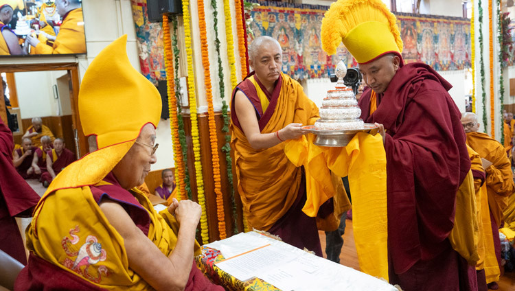 Gibong Rinpoché ofreció a Su Santidad un mandala del universo durante la Oración de Larga Vida ofrecida por el pueblo de Kinnaur en el Templo Tibetano Principal de Dharamsala, HP, India, el 6 de diciembre de 2024. Foto de Tenzin Choejor