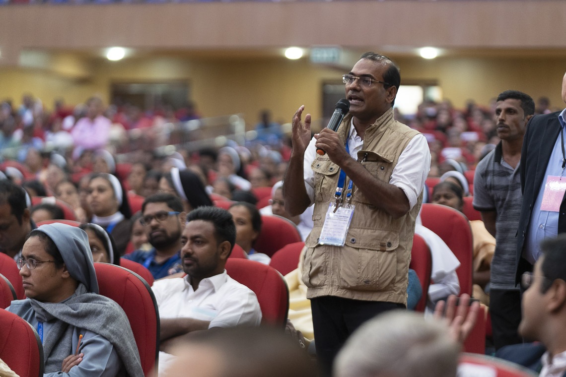 Un miembro de la audiencia hizo una pregunta a Su Santidad el Dalái Lama durante su discurso en la 52ª Convención Nacional de la Asociación de Escuelas Católicas de toda la India en Mangaluru, Karnataka, India, el 30 de agosto de 2019. Foto de Tenzin Choejor