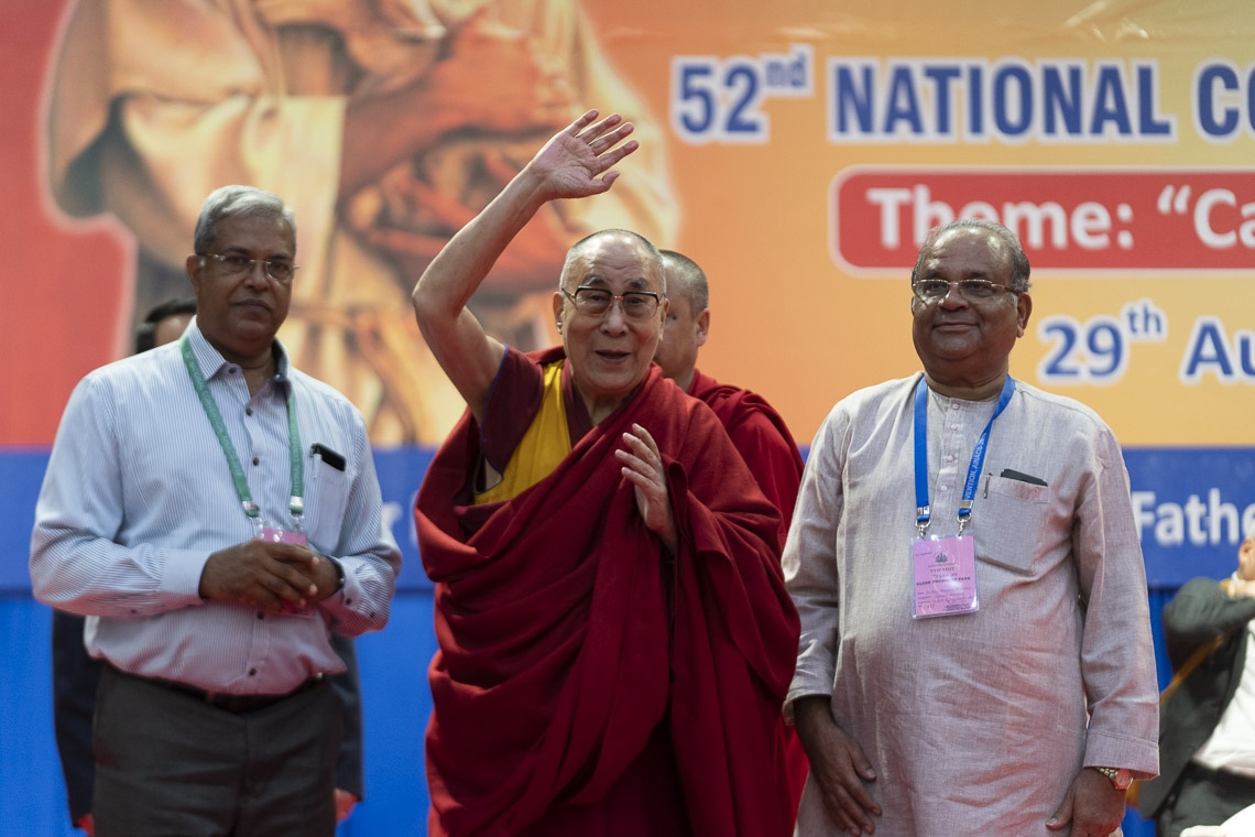 Su Santidad el Dalái Lama saludando a la audiencia al concluir la sesión matutina de la 52ª Convención Nacional de la Asociación de Escuelas Católicas de Toda la India en Mangaluru, Karnataka, India, el 30 de agosto de 2019. Foto de Tenzin Choejor