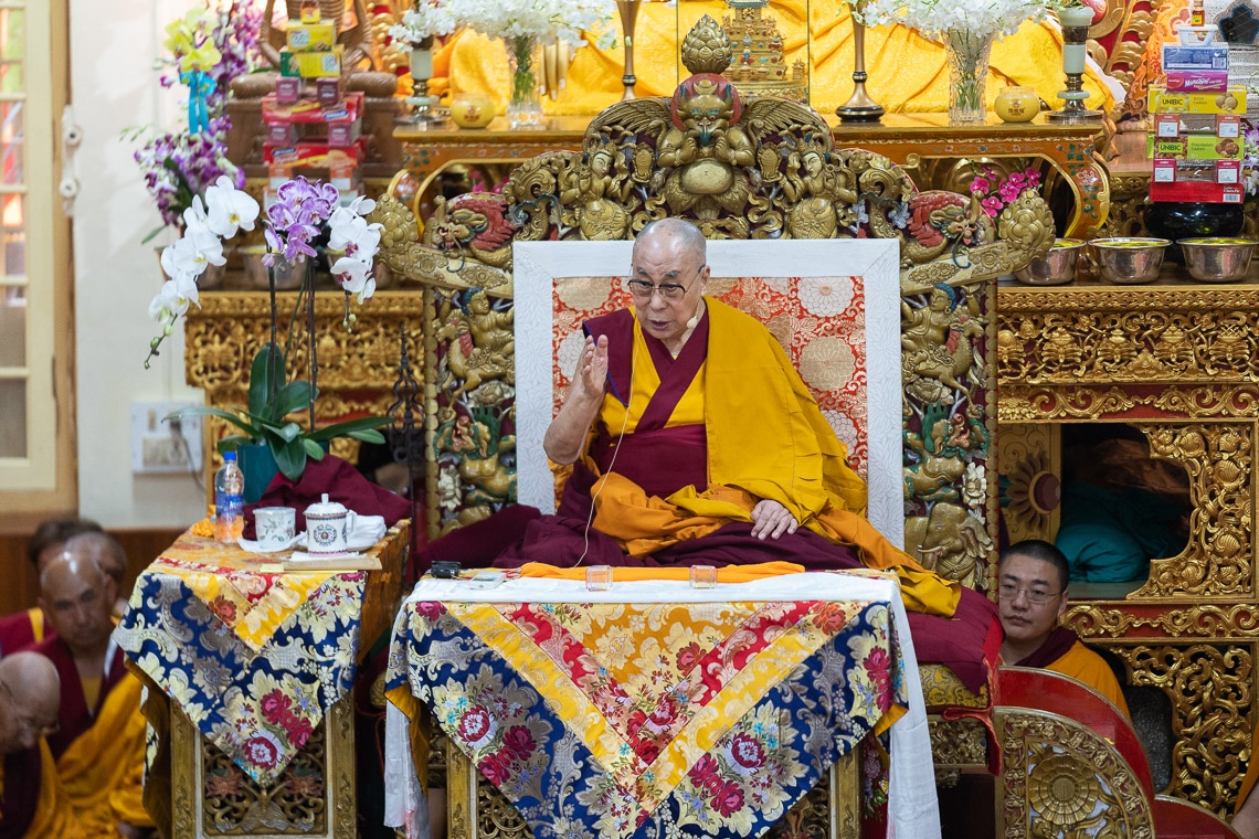 Su Santidad el Dalái Lama hablando en el primer día de sus enseñanzas en el Templo Principal Tibetano en Dharamsala, HP, India el 4 de septiembre de 2019. Foto de Tenzin Choejor