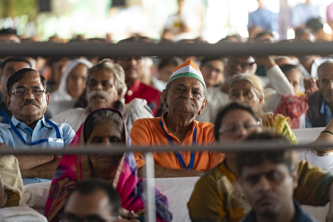 Miembros de la audiencia escuchando a Su Santidad el Dalái Lama durante el programa interreligioso en el Ashram de Gandhi en Nueva Delhi, India, el 25 de septiembre de 2019. Foto de Tenzin Choejor