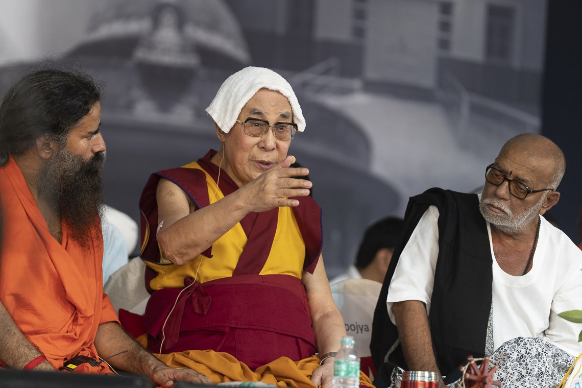 Baba Ramdev y Morari Bapuji observan cómo Su Santidad el Dalái Lama se dirige a la reunión durante el programa interreligioso en el Ashram de Gandhi en Nueva Delhi, India, el 25 de septiembre de 2019. Foto de Tenzin Choejor