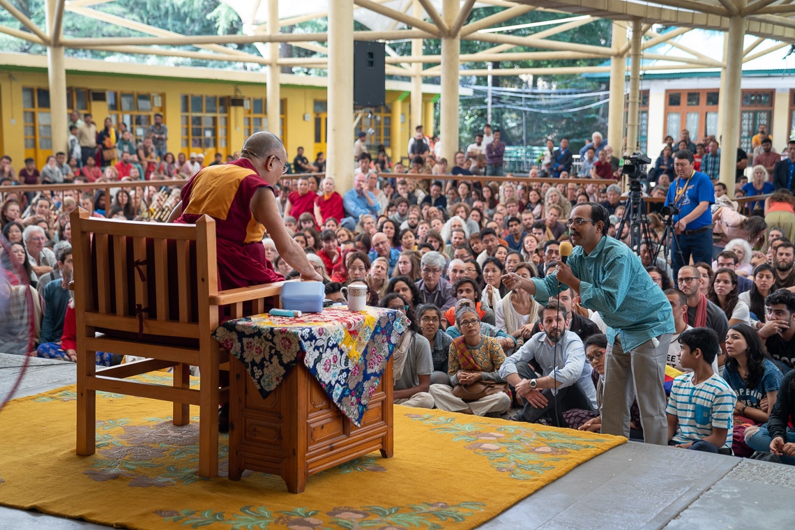Un miembro de la audiencia haciendo una pregunta a Su Santidad el Dalái Lama durante su reunión con visitantes de la India y del extranjero en el patio del Templo Principal Tibetano en Dharamsala, HP, India el 9 de junio de 2018. Foto de Tenzin Choejor