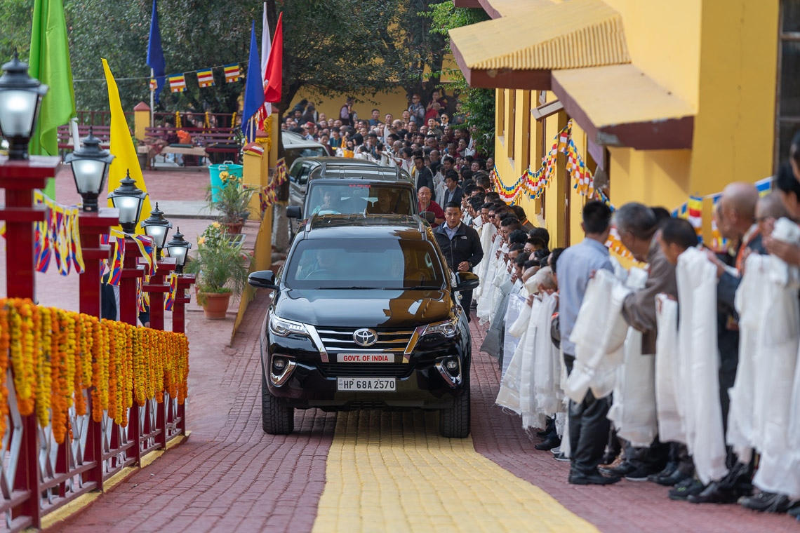 El coche de Su Santidad el Dalái Lama llega a la Facultad Tántrica de Gyutö en Dharamsala, HP, India, el 2 de noviembre de 2019. Foto de Tenzin Choejor