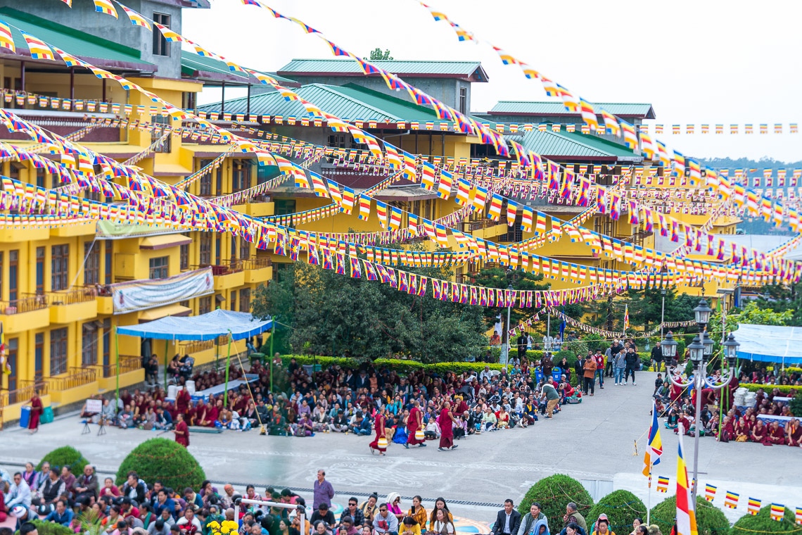 La multitud desbordante sentada en el patio del Colegio Tántrico de Gyutö escuchando a Su Santidad el Dalái Lama hablar en las celebraciones del 600º Aniversario del Nacimiento del Fundador del Monasterio de Gyutö en Dharamsala, HP, India, el 2 de noviembre de 2019. Foto de Tenzin Choejor