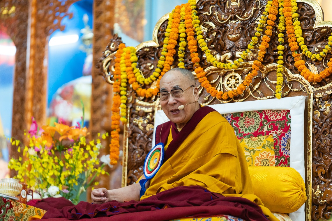 Su Santidad el Dalái Lama dirigiéndose a la reunión en el Gyutö Tantric College en Dharamsala, HP, India, el 2 de noviembre de 2019. Foto de Tenzin Choejor