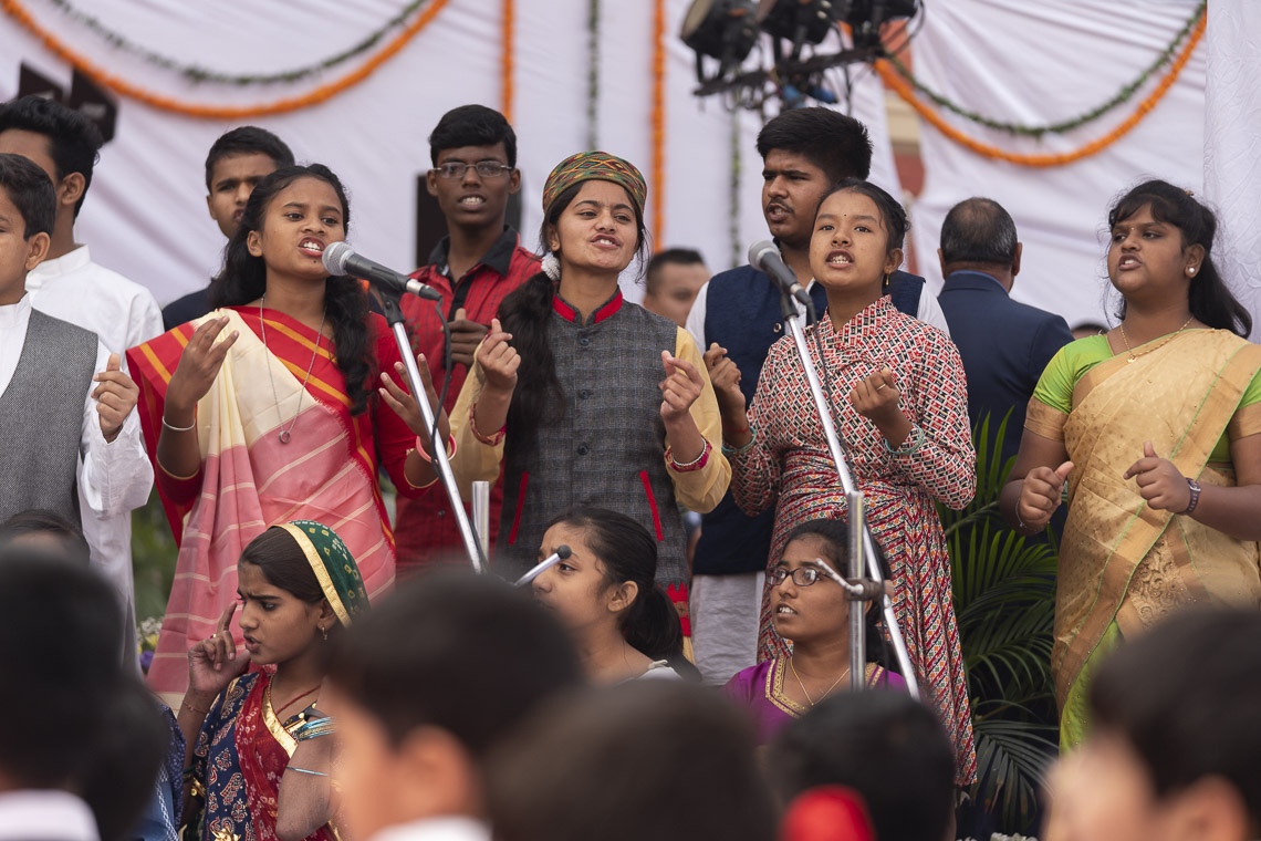 Estudiantes de Pratyek, una ONG que educa y cuida a niños desfavorecidos, representando un rap sobre los derechos de los niños al comienzo de la charla de Su Santidad el Dalái Lama en la escuela St. Columba de Nueva Delhi, India, el 20 de noviembre de 2019. Foto de Tenzin Choejor