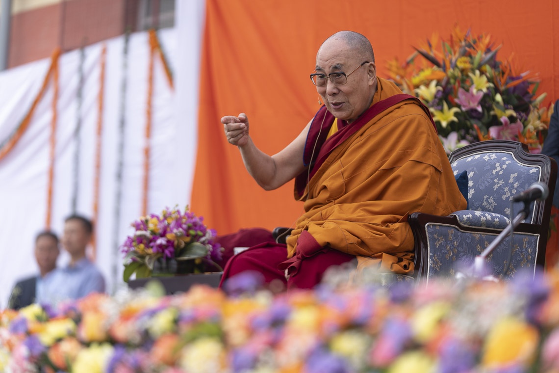 Su Santidad el Dalái Lama dirigiéndose a la multitud durante la celebración del 40º aniversario de la escuela San Columba celebrado en Nueva Delhi, India, el 20 de noviembre de 2019. Foto de Tenzin Choejor