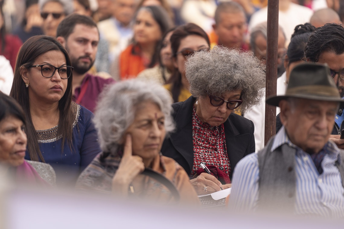 Miembros de la audiencia escuchando el discurso de Su Santidad el Dalái Lama en la celebración del 40º Aniversario de Tushita Delhi, celebrada en la Escuela de San Columbano en Nueva Delhi, India, el 20 de noviembre de 2019. Foto de Tenzin Choejor