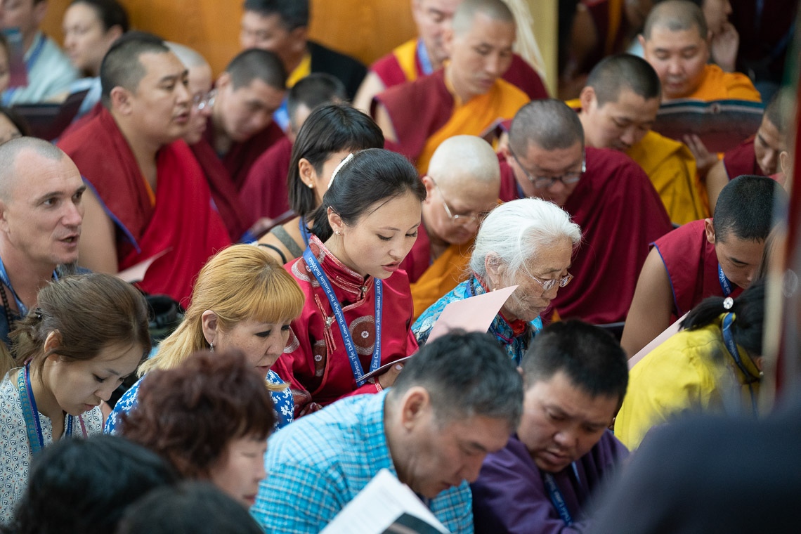 Algunos de los 1100 budistas de Rusia después de las oraciones de apertura del primer día de la enseñanza de Su Santidad el Dalai Lama en el Templo Principal Tibetano en Dharamsala, HP, India, el 10 de mayo de 2019. Foto de Tenzin Choejor