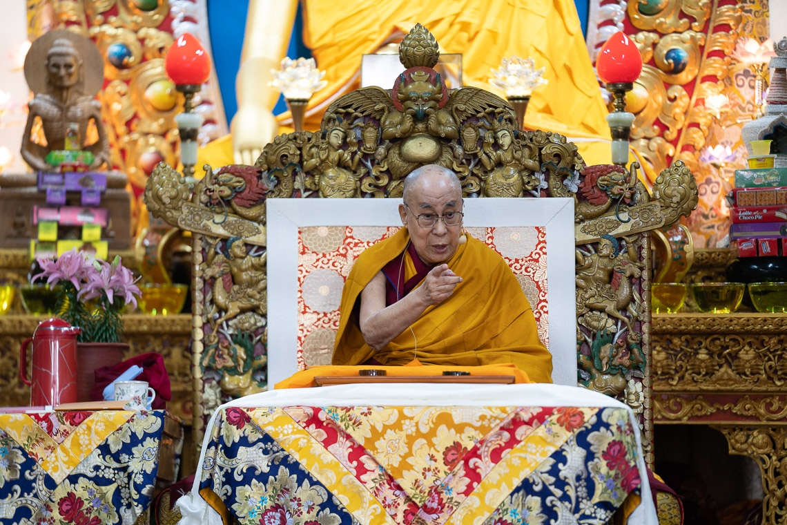  Su Santidad el Dalai Lama hablando en el primer día de sus enseñanzas en el Templo Principal Tibetano en Dharamsala, HP, India el 10 de mayo de 2019. Foto de Tenzin Choejor