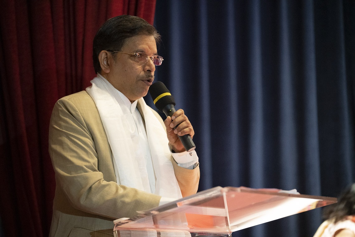 El vicecanciller Subhas Pednekar se dirige a la Conferencia sobre el concepto de «maitri» o «metta» en el budismo en la Universidad de Mumbai en Mumbai, India, el 12 de diciembre de 2018. Foto de Lobsang Tsering