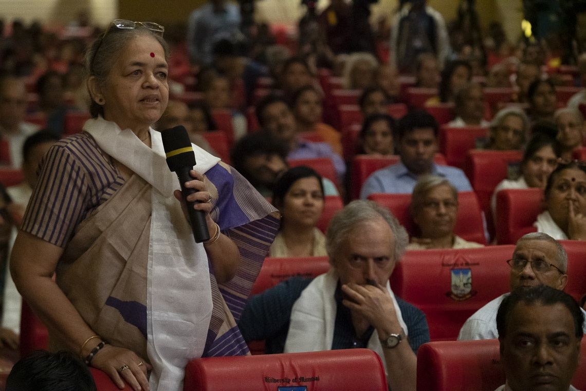 Un miembro de la audiencia haciendo una pregunta a Su Santidad el Dalái Lama después de su discurso en la Conferencia sobre el Concepto de «maitri» o «metta» en el Budismo en la Universidad de Mumbai en Mumbai, India el 12 de diciembre de 2018. Foto de Lobsang Tsering