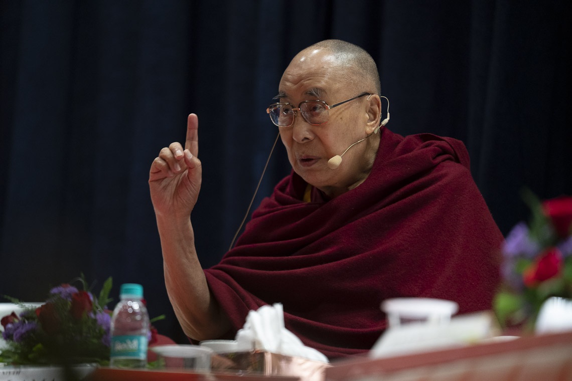 Su Santidad el Dalái Lama hablando en la sesión inaugural de la Conferencia sobre el Concepto de «maitri» o«metta» en el Budismo en la Universidad de Mumbai en Mumbai, India el 12 de diciembre de 2018. Foto de Lobsang Tsering