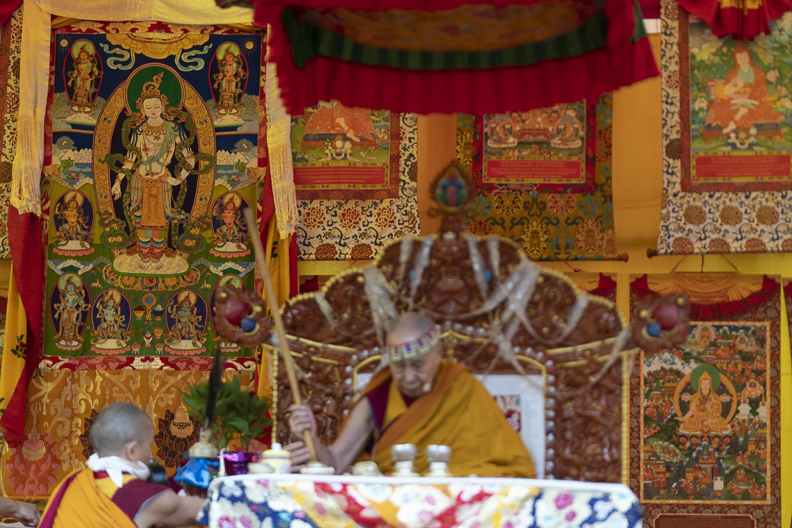 Su Santidad el Dalái Lama realizando rituales preparatorios para el empoderamiento de Mahakarunika Lokeshvara en Manali, HP, India, el 17 de agosto de 2019. Foto de Tenzin Choejor