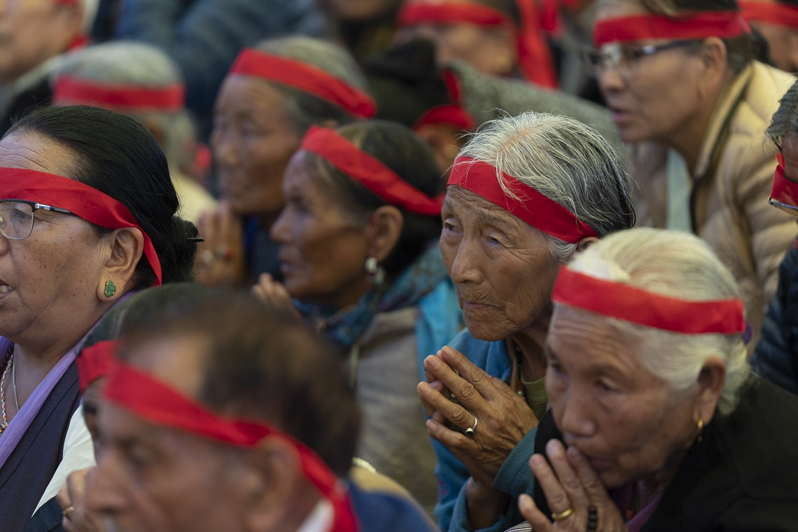 Miembros de la multitud con vendas rituales en los ojos mientras Su Santidad el Dalái Lama otorga el Empoderamiento de Mahakarunika Lokeshvara en Manali, HP, India, el 17 de agosto de 2019. Foto de Tenzin Choejor
