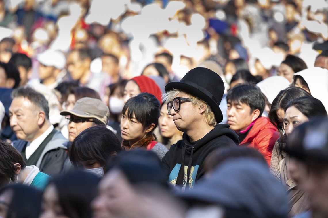 Miembros de la audiencia de más de 2.800 personas escuchando el discurso de Su Santidad el Dalái Lama en la Sala de Conciertos al Aire Libre de Hibiya en Tokio, Japón, el 17 de noviembre de 2018. Foto de Tenzin Choejor