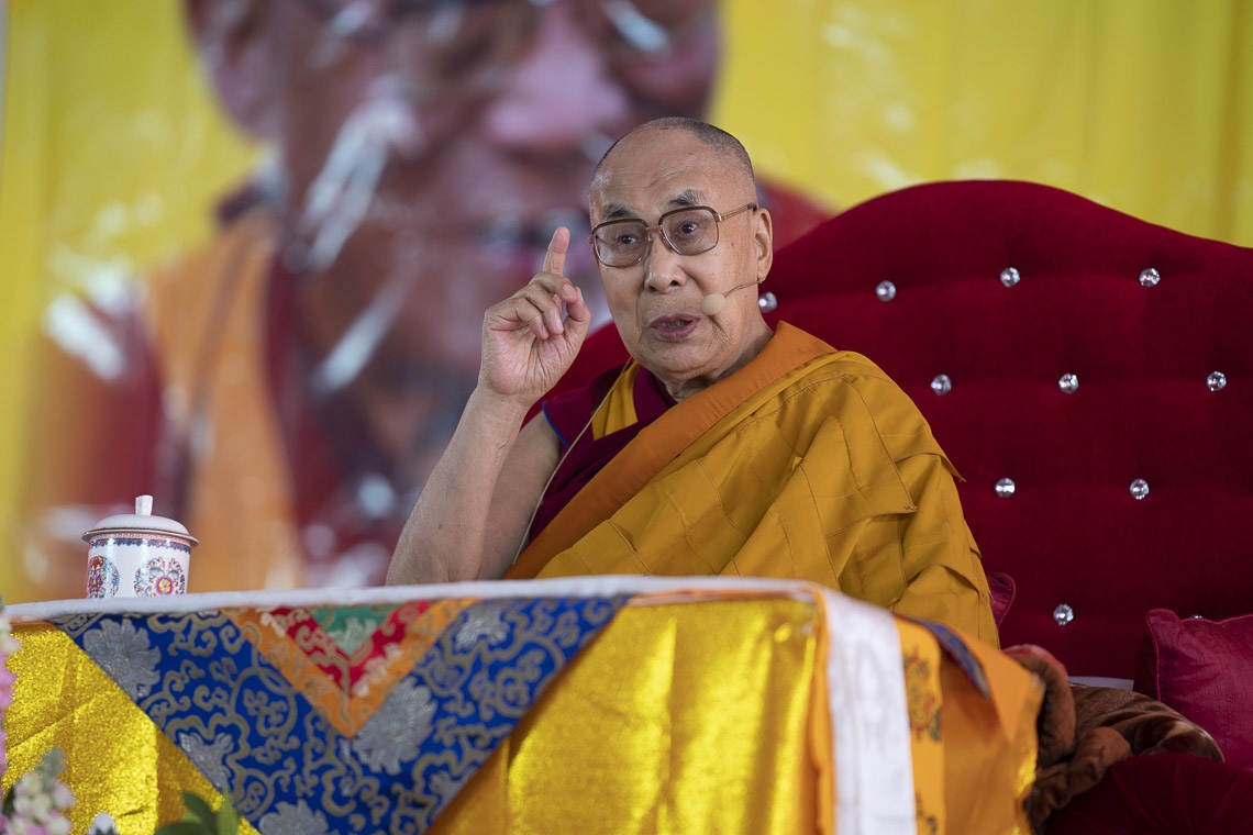 Su Santidad el Dalái Lama hablando en el primer día de su enseñanza en Sankisa, UP, India, el 3 de diciembre de 2018. Foto de Lobsang Tsering