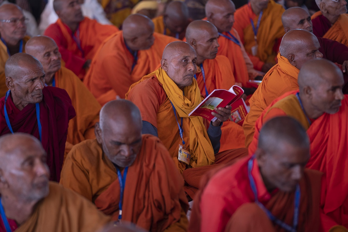 Miembros de la comunidad monástica budista india escuchando a Su Santidad el Dalái Lama el primer día de su enseñanza en Sankisa, UP, India, el 3 de diciembre de 2018. Foto de Lobsang Tsering