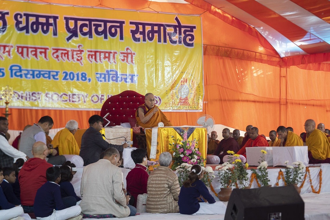 Su Santidad el Dalái Lama hablando en el último día de sus tres días de enseñanza en Sankisa, UP, India, el 5 de diciembre de 2018. Foto de Lobsang Tsering