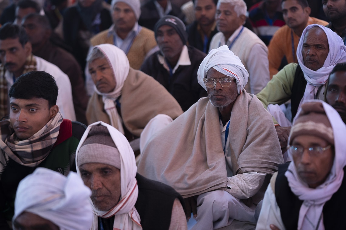 Miembros de la audiencia escuchando a Su Santidad el Dalái Lama en el Youth Buddhist Society Ground en Sankisa, UP, India, el 5 de diciembre de 2018. Foto de Lobsang Tsering