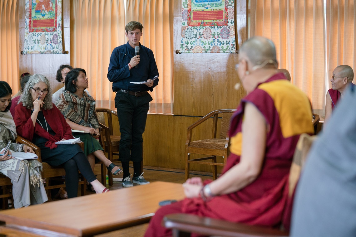 Un estudiante de la Universidad de California en San Diego haciendo una pregunta a Su Santidad el Dalái Lama durante la reunión en su residencia de Dharmasla, HP, India, el 6 de septiembre de 2017. Foto de Tenzin Choejor/OHHDL
