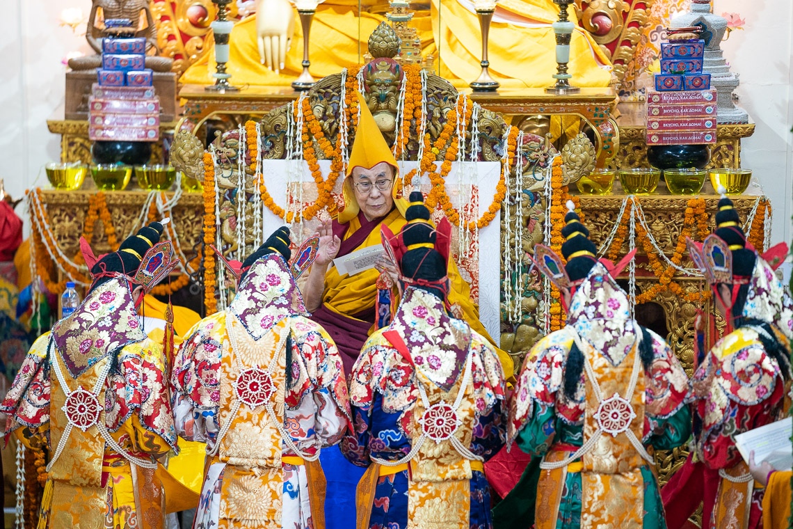Los monjes del monasterio de Namgyal realizan los rituales de Dakini como parte de las oraciones de la Ofrenda de Larga Vida por Su Santidad el Dalái Lama en el Templo Principal Tibetano en Dharamsala, HP, India, el 17 de mayo de 2019. Foto de Tenzin Choejor