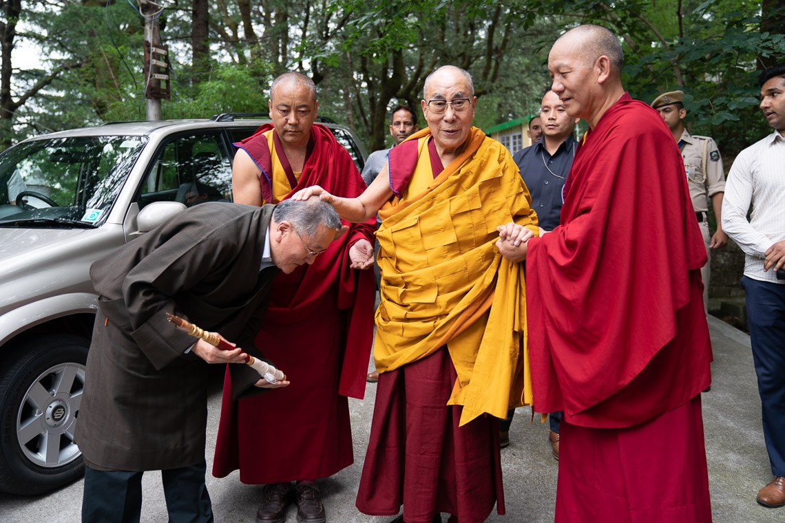 Su Santidad el Dalái Lama saluda afectuosamente al ex Kalön Tripa, Tenzin Namgyal Tethong, mientras se dirige desde su residencia al Templo Mayor Tibetano en Dharamsala, HP, India, el 5 de julio de 2019. Foto de Tenzin Choejor