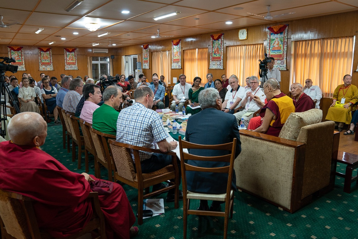 Su Santidad el Dalái Lama hablando a los educadores que participan en la conferencia sobre Educación Humana en el Tercer Milenio durante su reunión en su residencia de Dharamsala, HP, India, el 8 de julio de 2019.