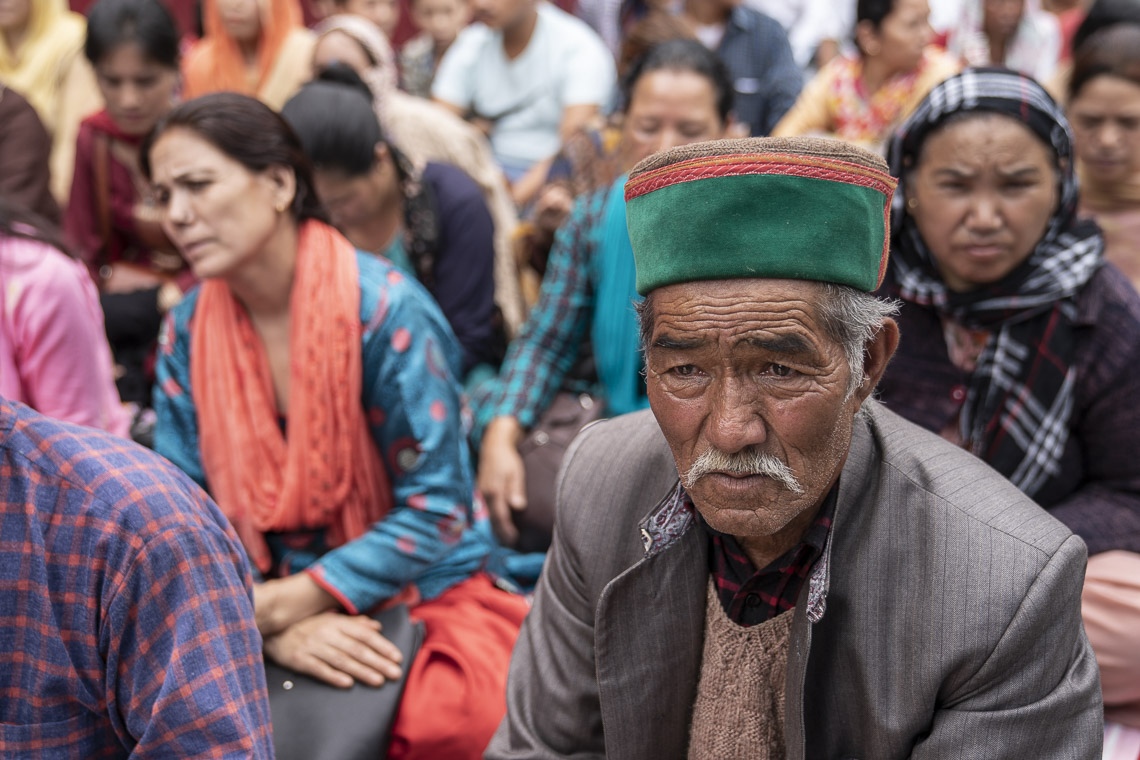 Miembros de la audiencia escuchando a Su Santidad el Dalái Lama el primer día de sus enseñanzas en Manali, HP, India, el 13 de agosto de 2019. Foto de Tenzin Choejor