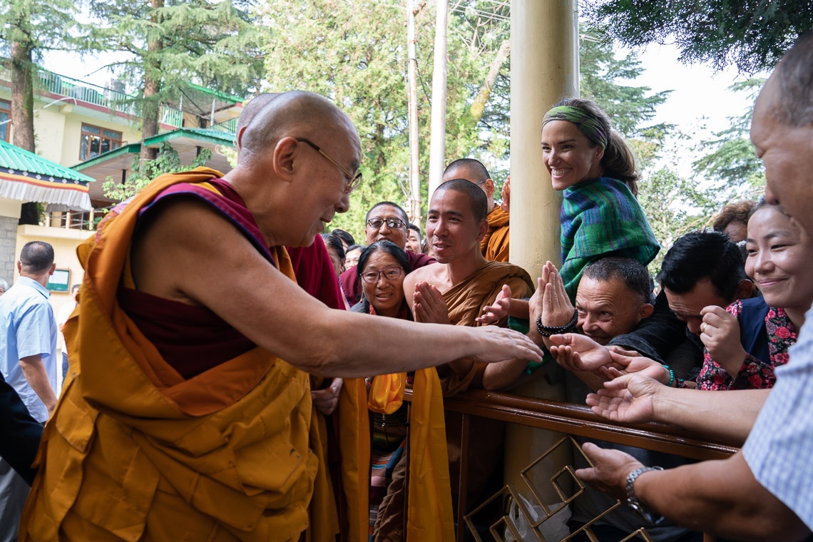 Su Santidad el Dalái Lama saluda a los miembros de la multitud mientras camina hacia el Templo Principal Tibetano para el primer día de enseñanzas en Dharamsala, HP, India, el 4 de septiembre de 2019. Foto de Tenzin Choejor