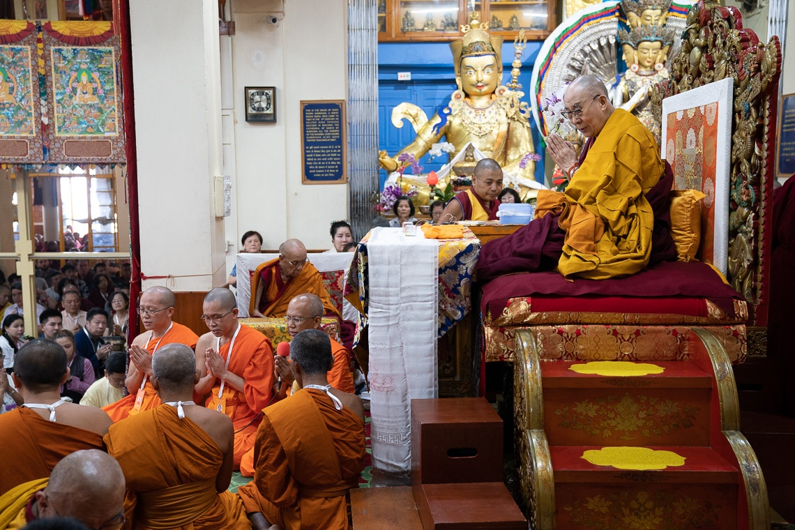 Monjes tailandeses cantan un homenaje al Buda en Pali al comienzo del primer día de las enseñanzas de Su Santidad el Dalái Lama en el Templo Principal Tibetano en Dharamsala, HP, India, el 4 de septiembre de 2019. Foto de Tenzin Choejor
