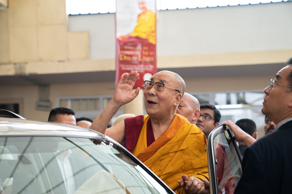 Su Santidad el Dalái Lama saluda a la multitud mientras se prepara para partir hacia su residencia al concluir el primer día de sus enseñanzas en el Templo Principal Tibetano en Dharamsala, HP, India, el 4 de septiembre de 2019. Foto de Tenzin Choejor