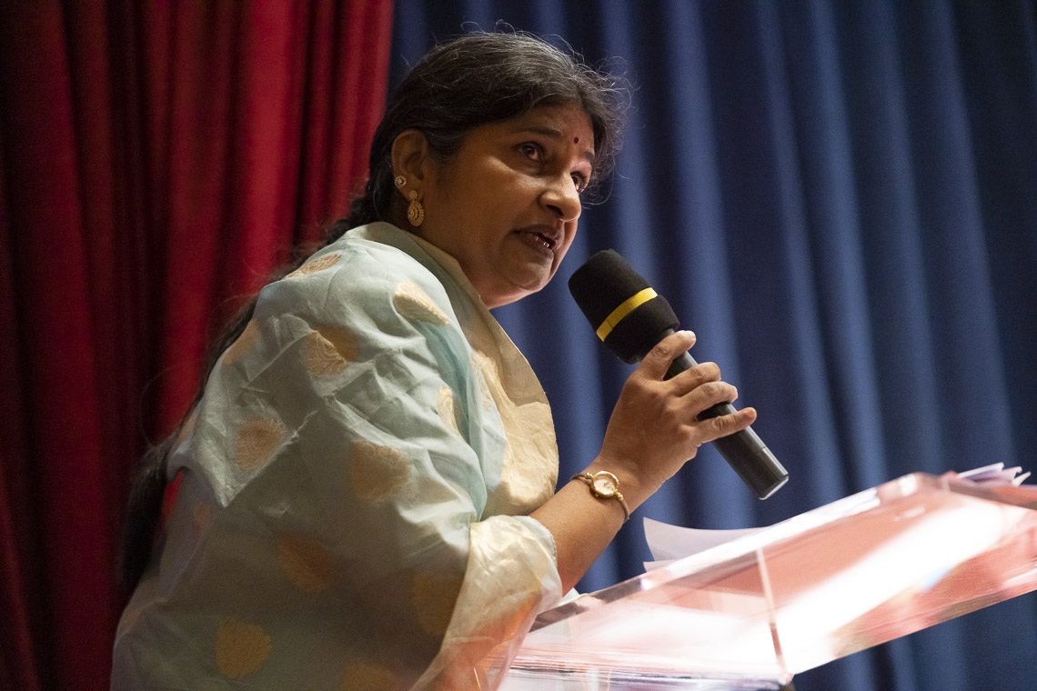 La Dra. Geeta Ramana presenta la sesión inaugural de la Conferencia sobre el concepto de «maitri» o «metta» en el budismo en la Universidad de Mumbai en Mumbai, India, el 12 de diciembre de 2018. Foto de Lobsang Tsering