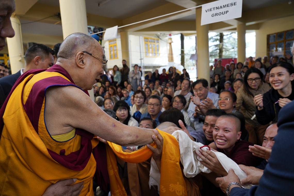 Su Santidad el Dalái Lama saluda a los miembros de la audiencia cuando abandona el Templo Principal Tibetano al concluir el primer día de su enseñanza en Dharamsala, HP, India, el 3 de octubre de 2019. Foto de Ven Tenzin Jamphel