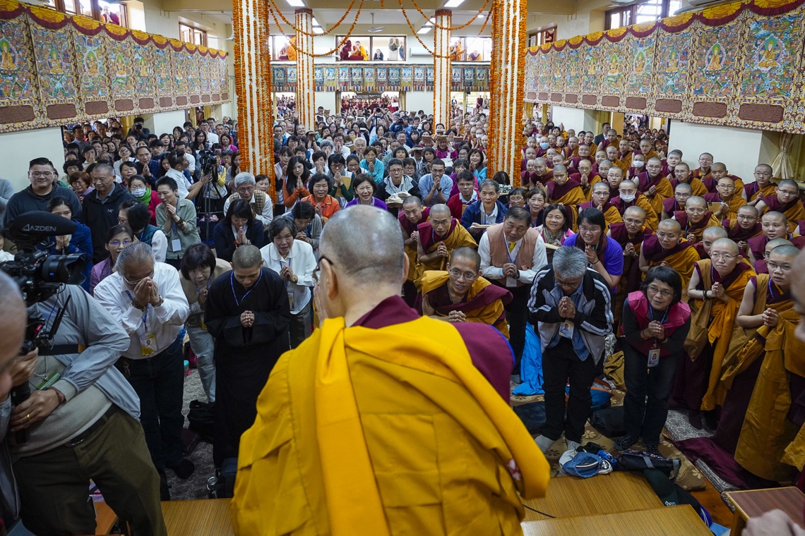  Su Santidad el Dalái Lama llegando al interior del Templo Principal Tibetano en el último día de sus tres días de enseñanza dada a petición de un grupo de Taiwán en Dharamsala, HP, India el 5 de octubre de 2019. Foto de Ven Tenzin Jamphel